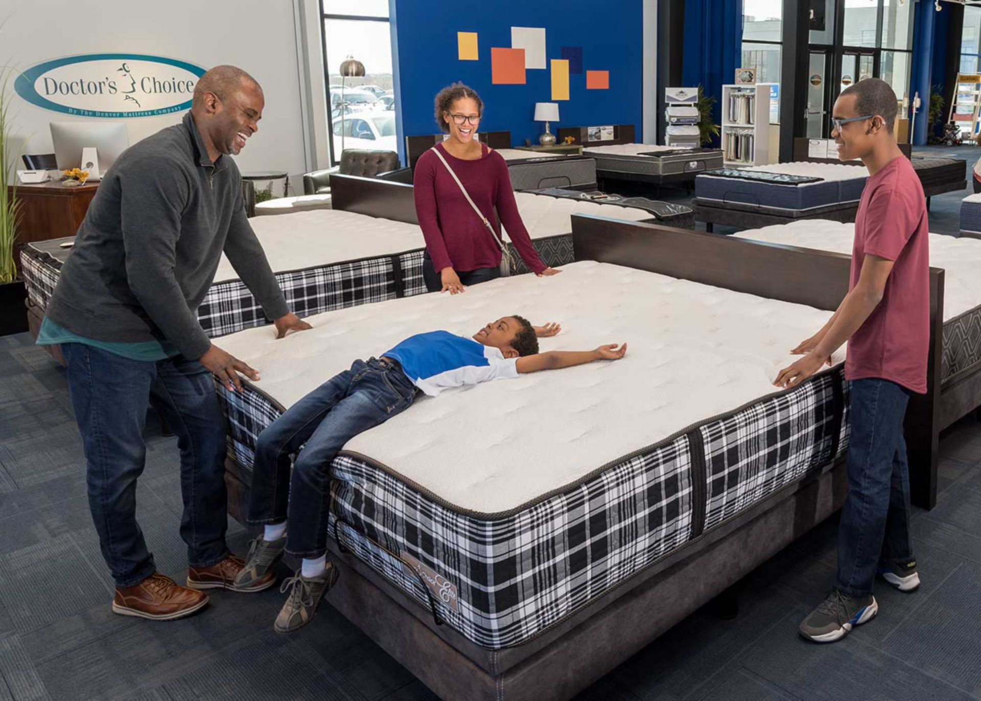 family of 4 browsing a doctor's choice elite mattress