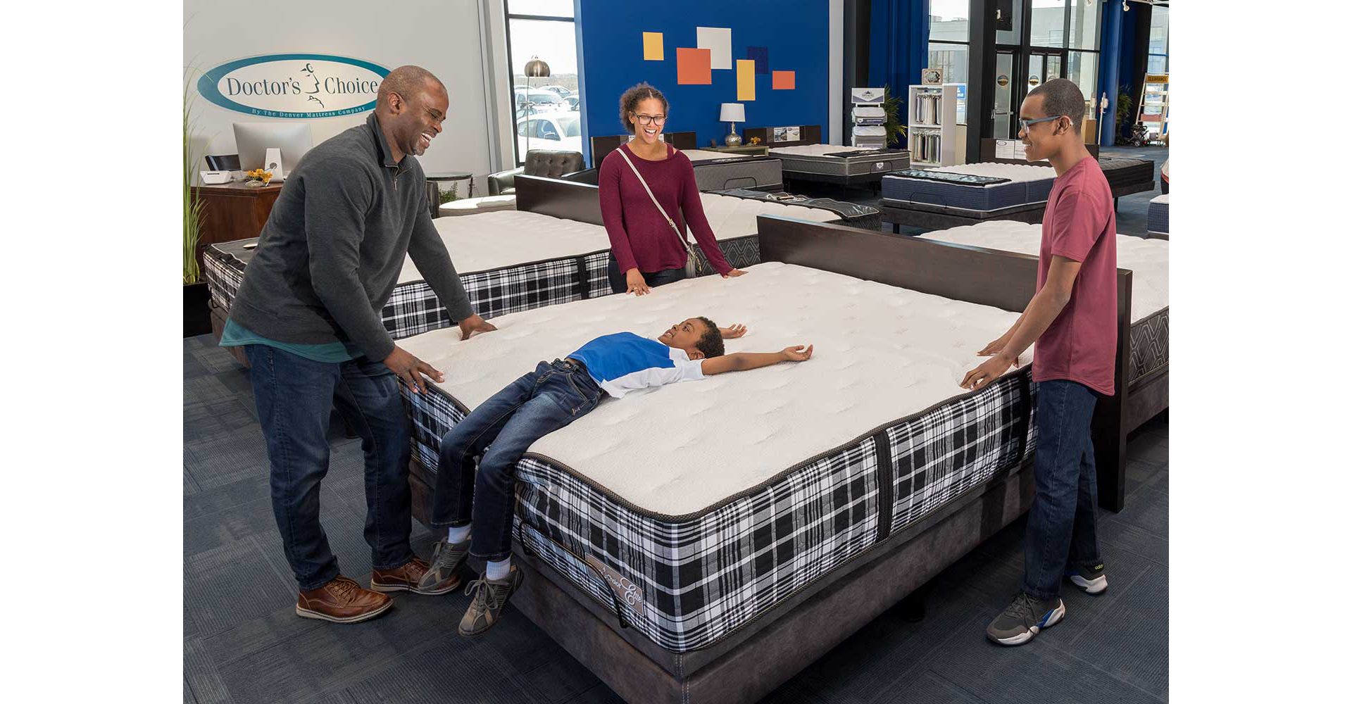 family of 4 browsing a doctor's choice elite mattress